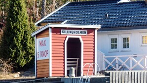A small red building labeled "KILLINGHOLMEN" with a sign indicating "MAX 5 KNOP." - 7 Person Holiday Home in Aros (Asker)