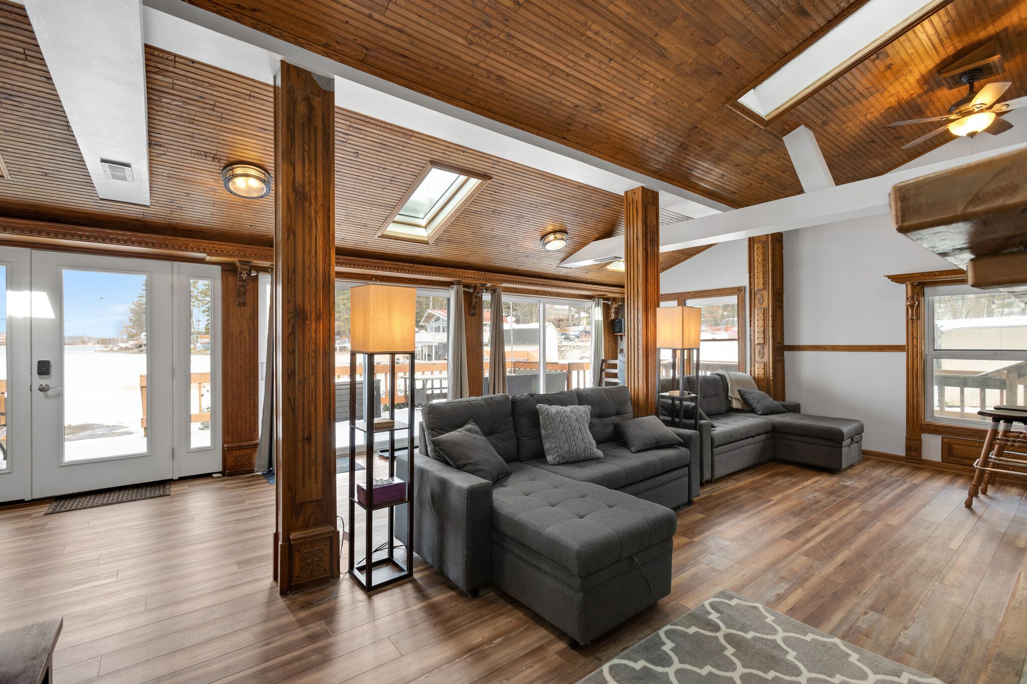 Televisión, chimenea, reproductor de DVD y futbolito 