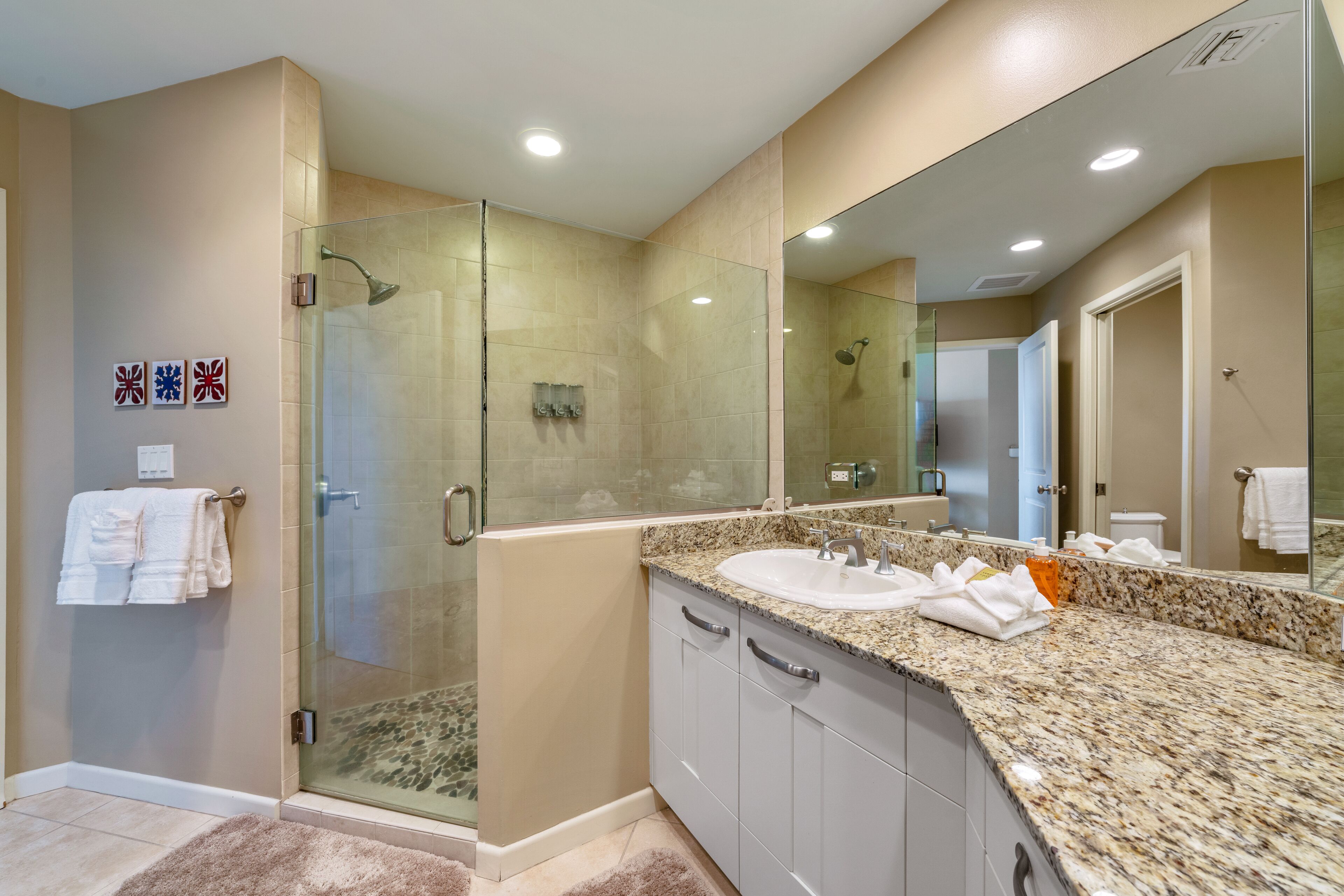 Combined shower/tub, hair dryer, towels