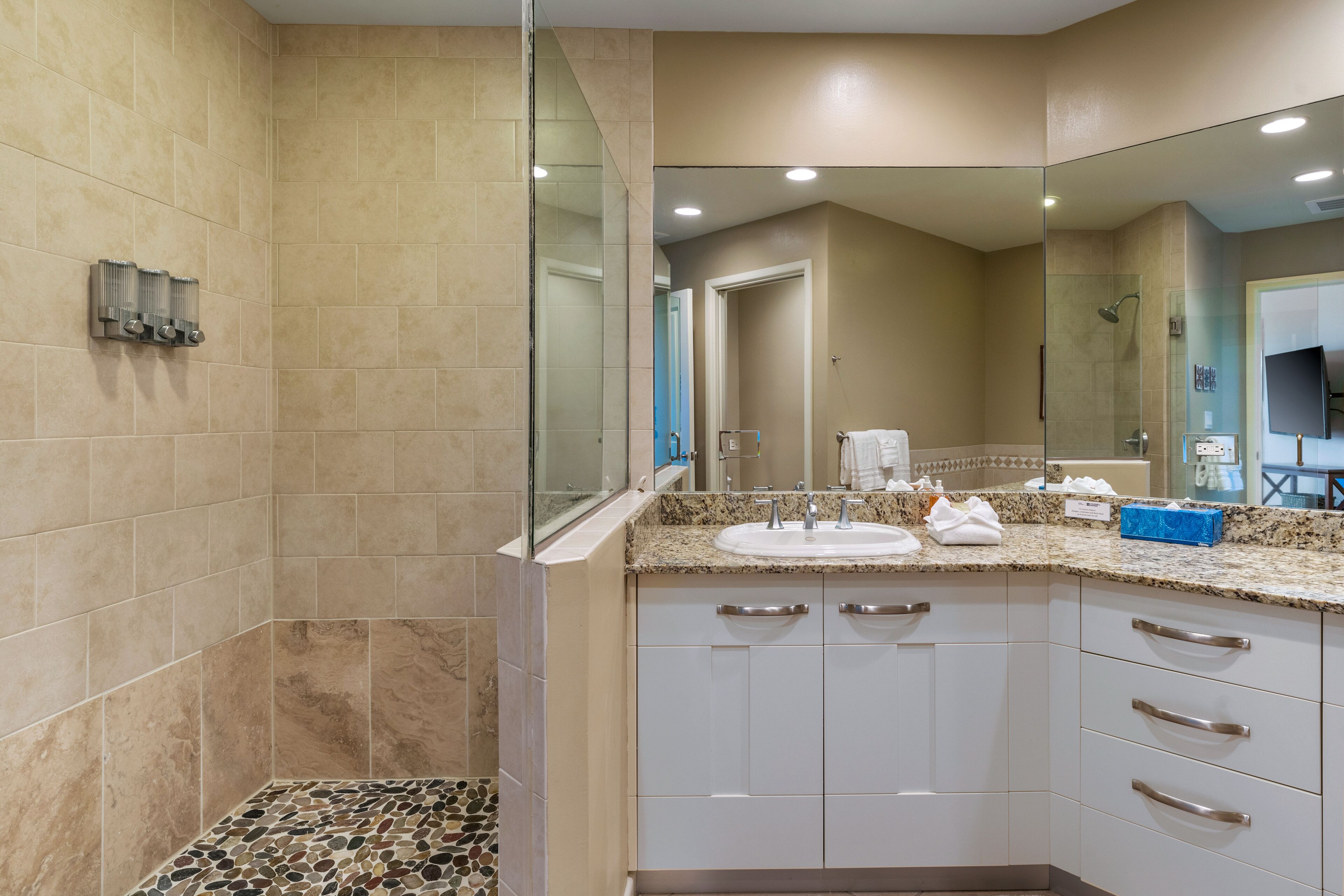 Combined shower/tub, hair dryer, towels