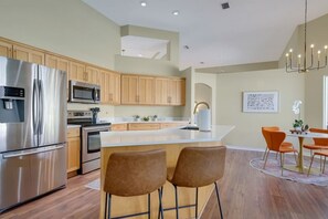 Réfrigérateur, four à micro-ondes, un four, surface de cuisson