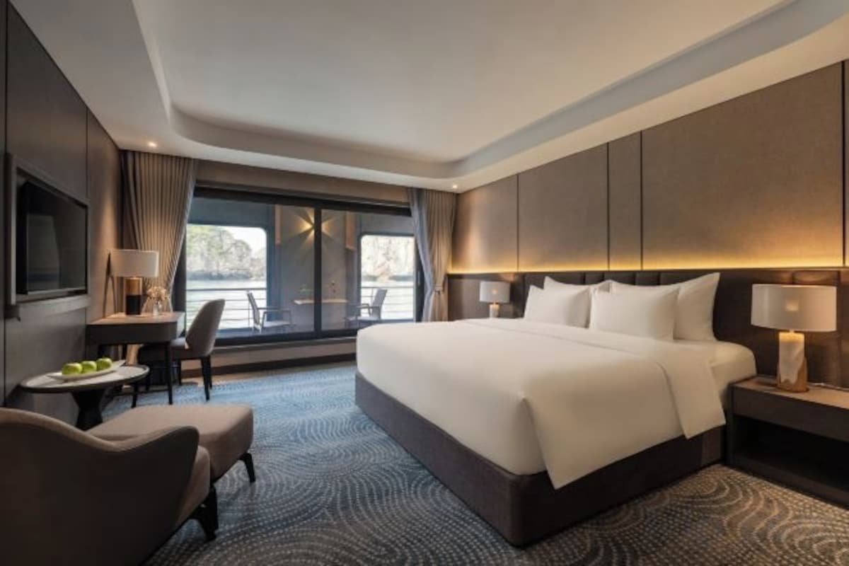 Minibar, WiFi (free), bed sheets