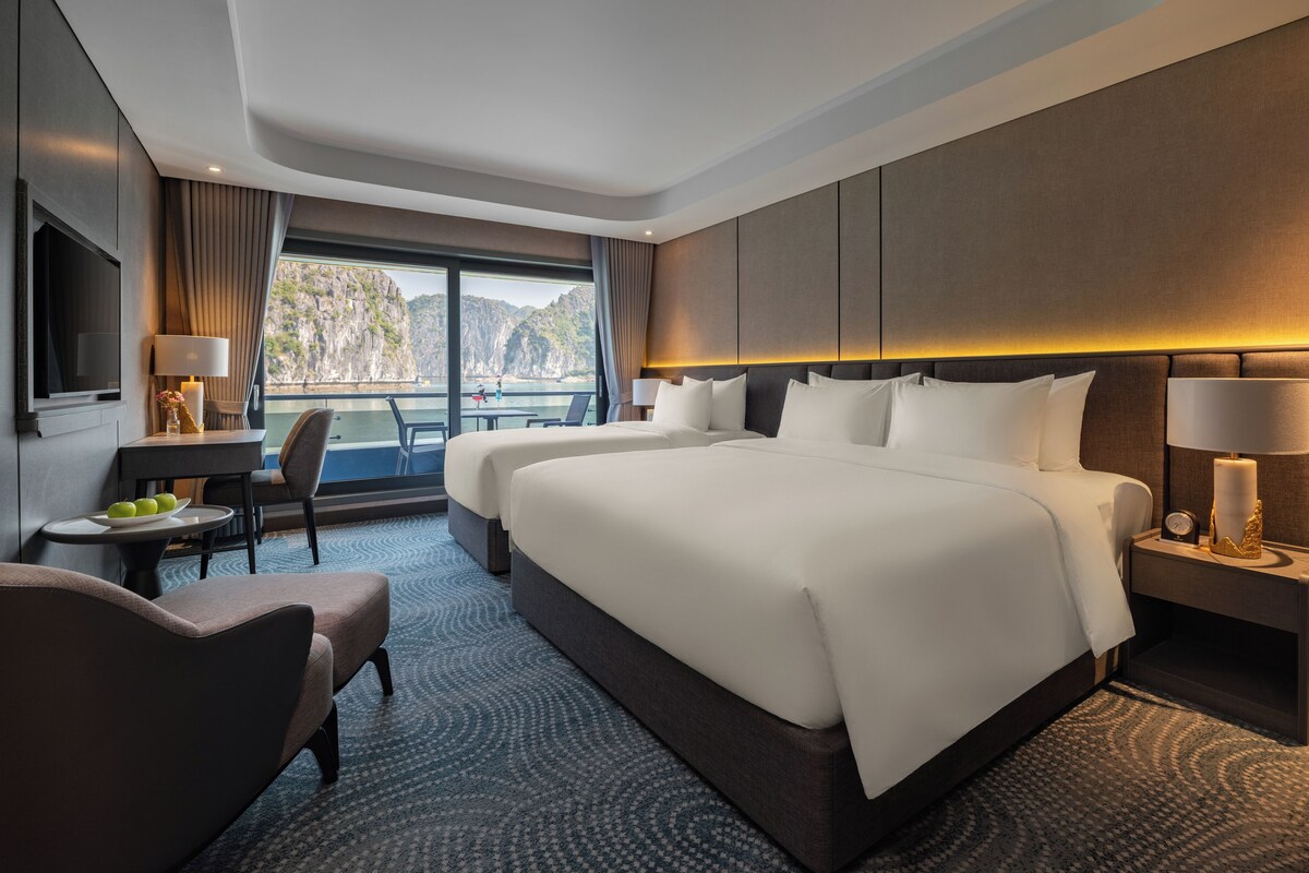 Grand Family Connecting Suite Sea View with Private Balcony | Minibar, WiFi (free), bed sheets