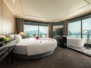 Honeymoon Suite, Sea View | Minibar, free WiFi - Doria Cruise (Ha Long)