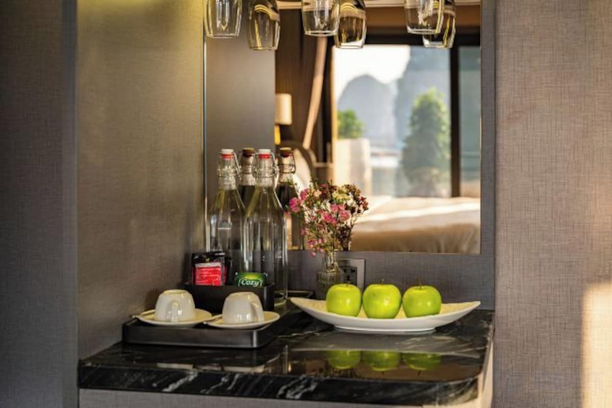 Minibar, WiFi (free), bed sheets