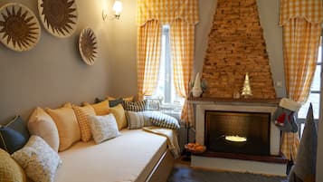 Family Townhome | Living area | 40-inch Smart TV with digital channels, fireplace