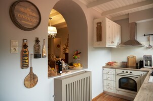 Refrigerador con freezer, microondas, horno, placa de cocina