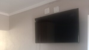 Iron/ironing board (on request), free WiFi - Lis ville guest house  (Phalaborwa)