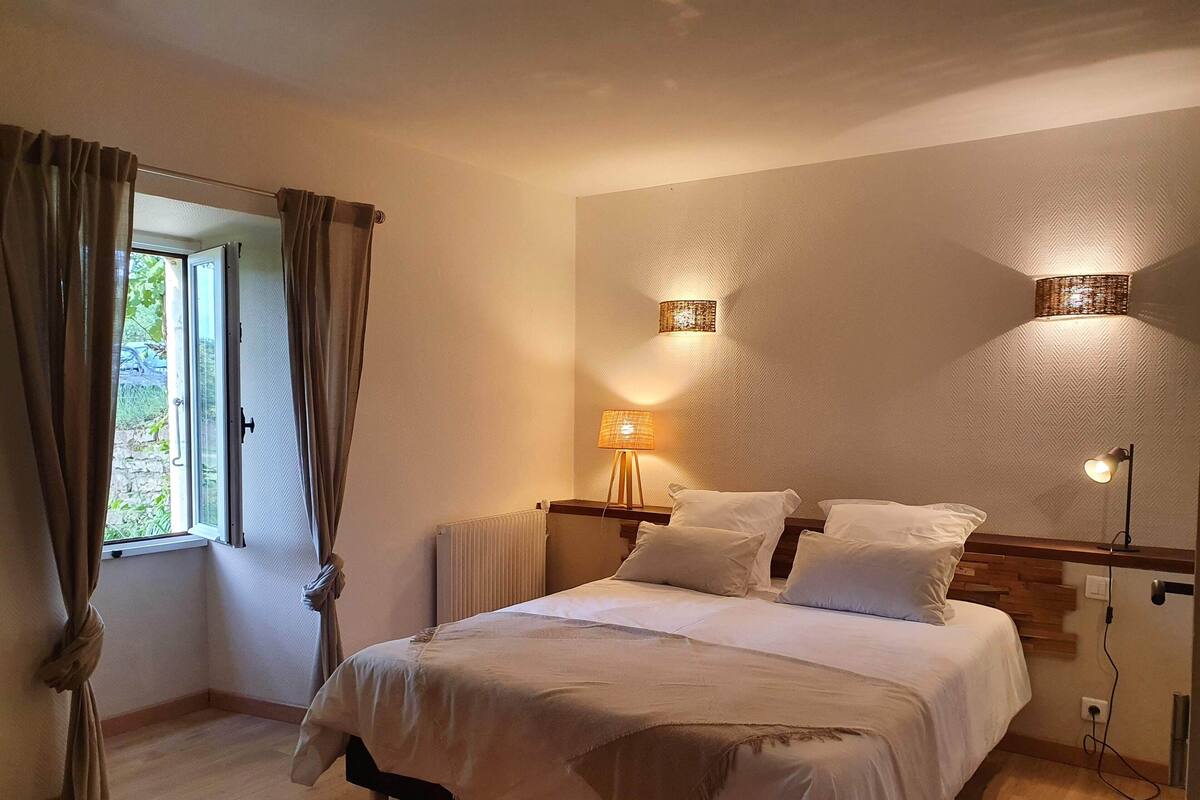 Habitación clásica doble | Cortinas opacas, cuna de viaje, wifi gratis y decoración individual
