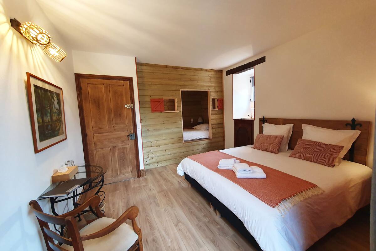 Habitación Confort con 1 cama doble o 2 individuales | Cortinas opacas, cuna de viaje, wifi gratis y decoración individual