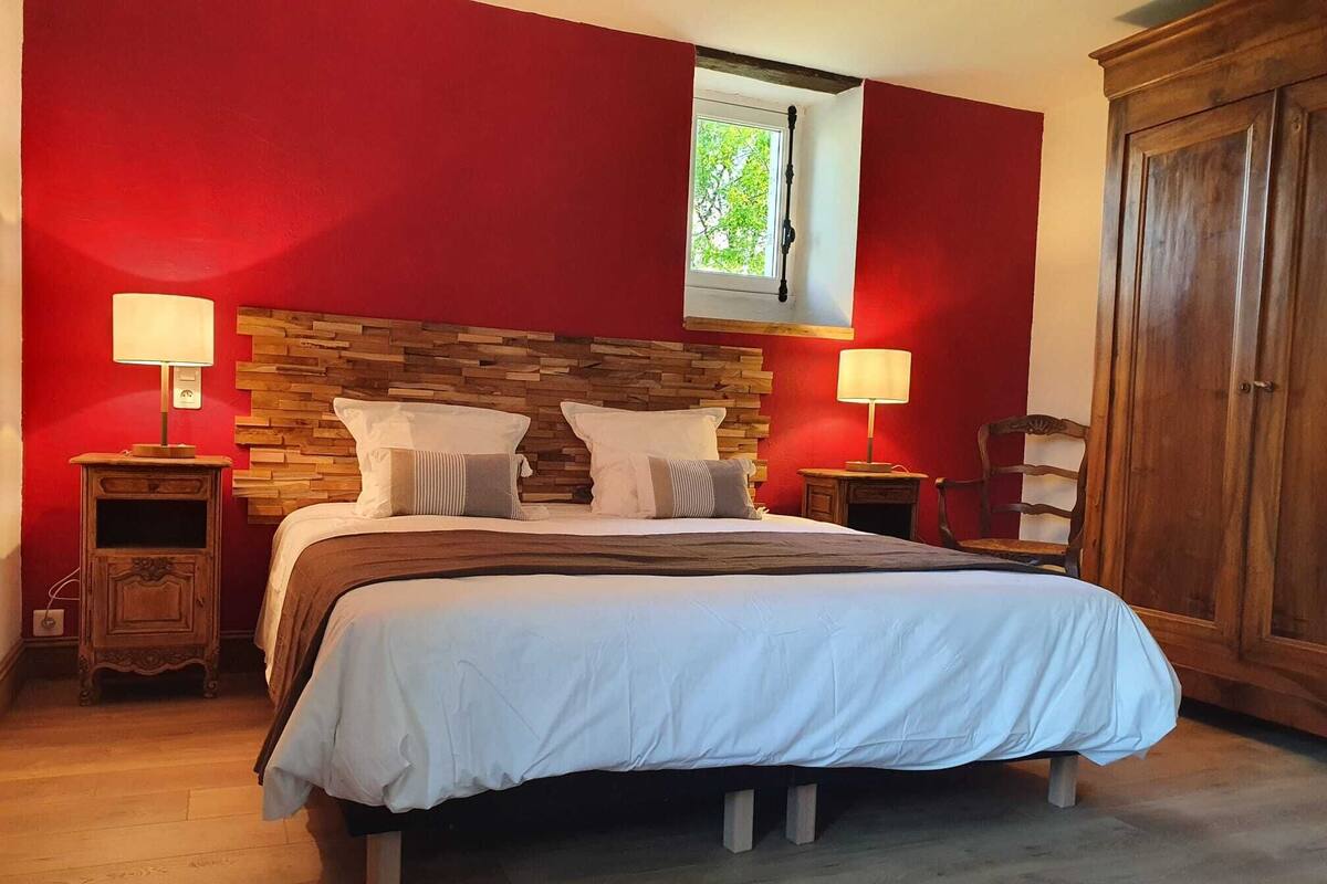 Habitación Confort con 1 cama doble o 2 individuales | Cortinas opacas, cuna de viaje, wifi gratis y decoración individual