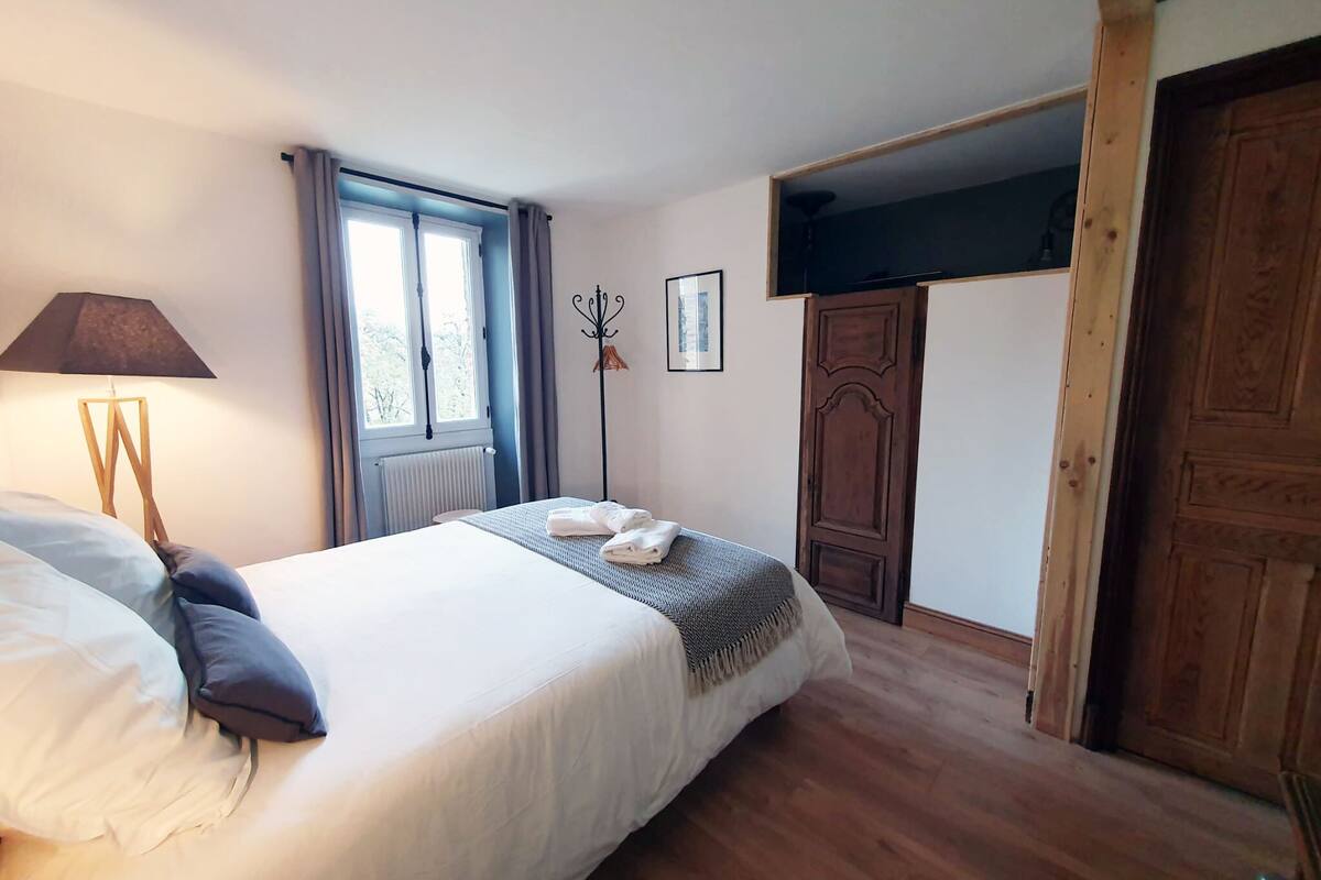 Habitación clásica doble, 1 cama doble | Cortinas opacas, cuna de viaje, wifi gratis y decoración individual