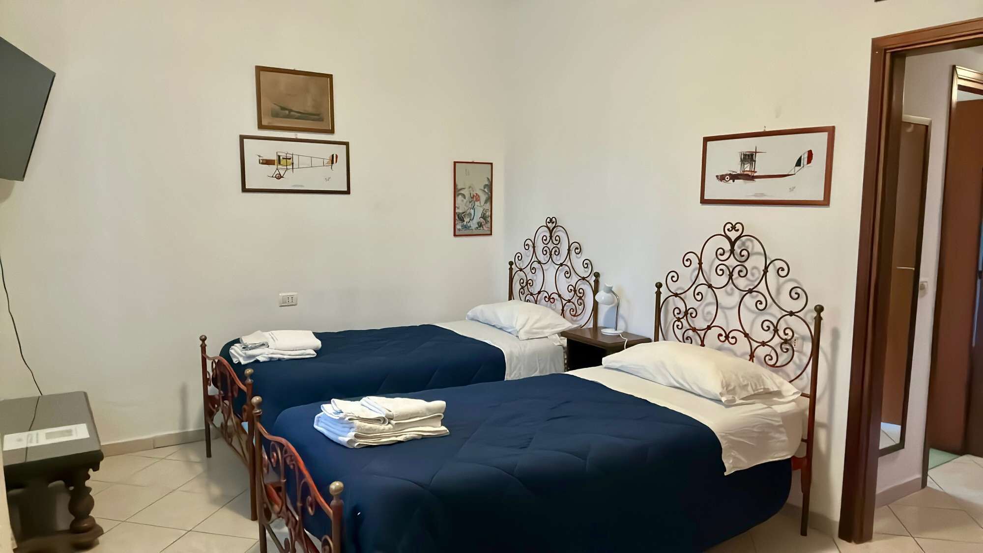 8 Schlafzimmer, Schreibtisch, Bügeleisen/Bügelbrett, WLAN