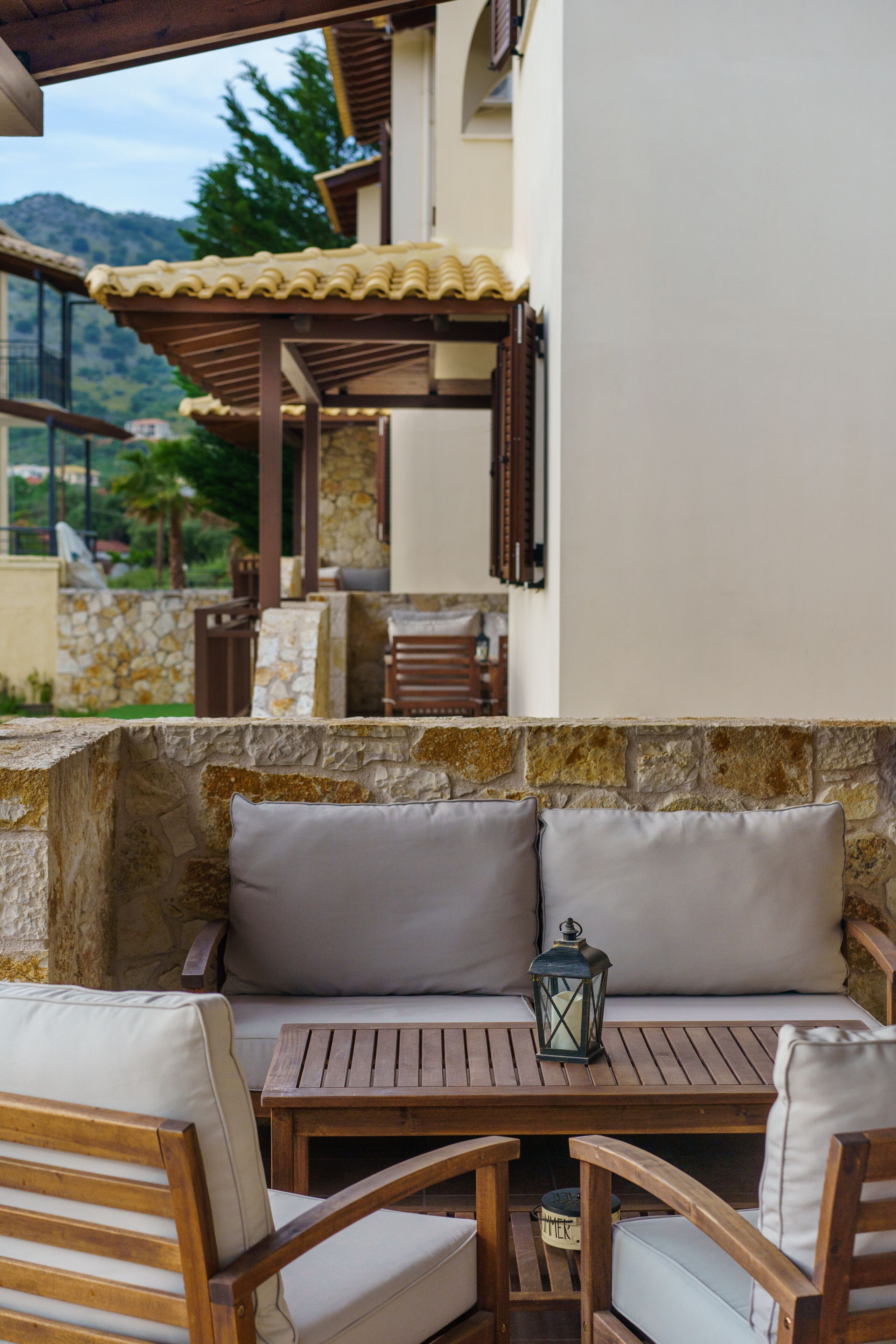 Villa Deluxe, 2 habitaciones, 2 baños | Área de sala de estar | Smart TV de 43 pulgadas con canales digitales, televisión y chimenea 