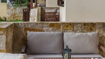 Villa Deluxe, 2 habitaciones, 2 baños | Área de sala de estar | Smart TV de 43 pulgadas con canales digitales, televisión y chimenea