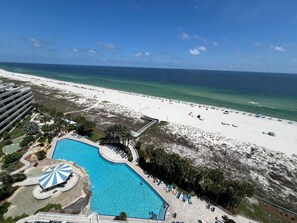 Un complexe hôtelier doté d’une grande piscine, d’un accès à la plage et offrant une vue sur l’océan.