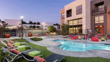 Kolam renang outdoor musiman