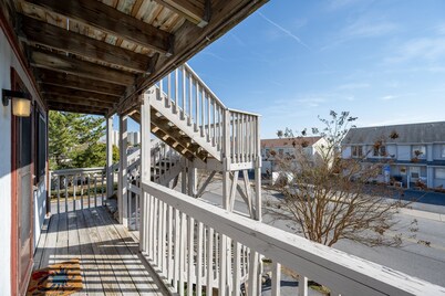 Modern 2 Bedroom Condo Bayside on 115th St