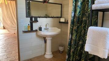 Een douche, een haardroger, handdoeken, zeep