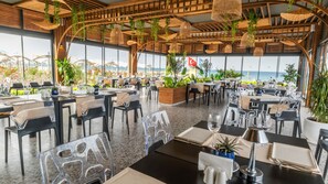 4 間餐廳，供應早餐、午餐和晚餐，國際料理