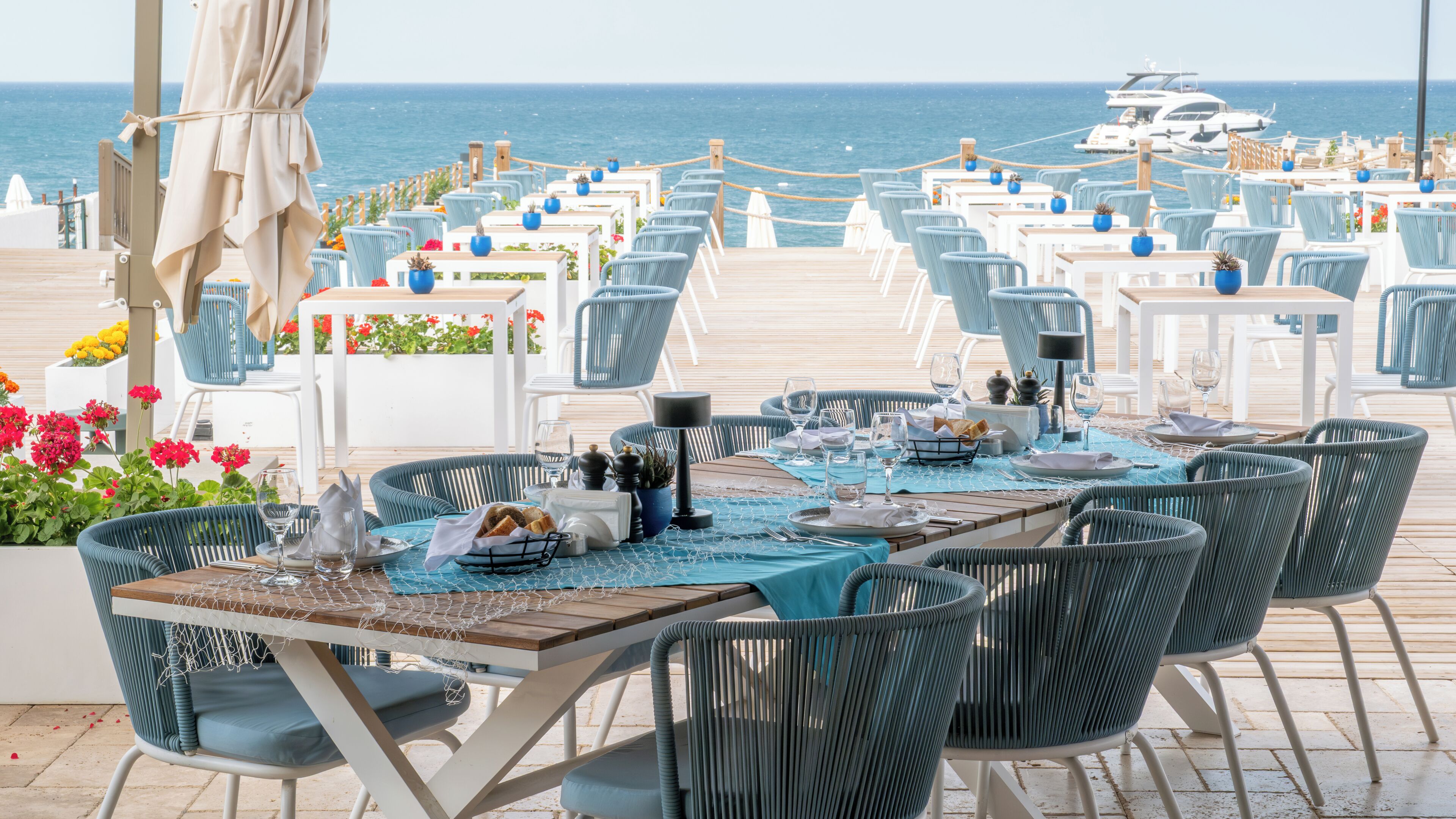 4 restaurants, breakfast, lunch, dinner served; international cuisine 