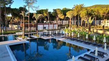 2 indoor pools, 7 outdoor pools, pool umbrellas, pool loungers