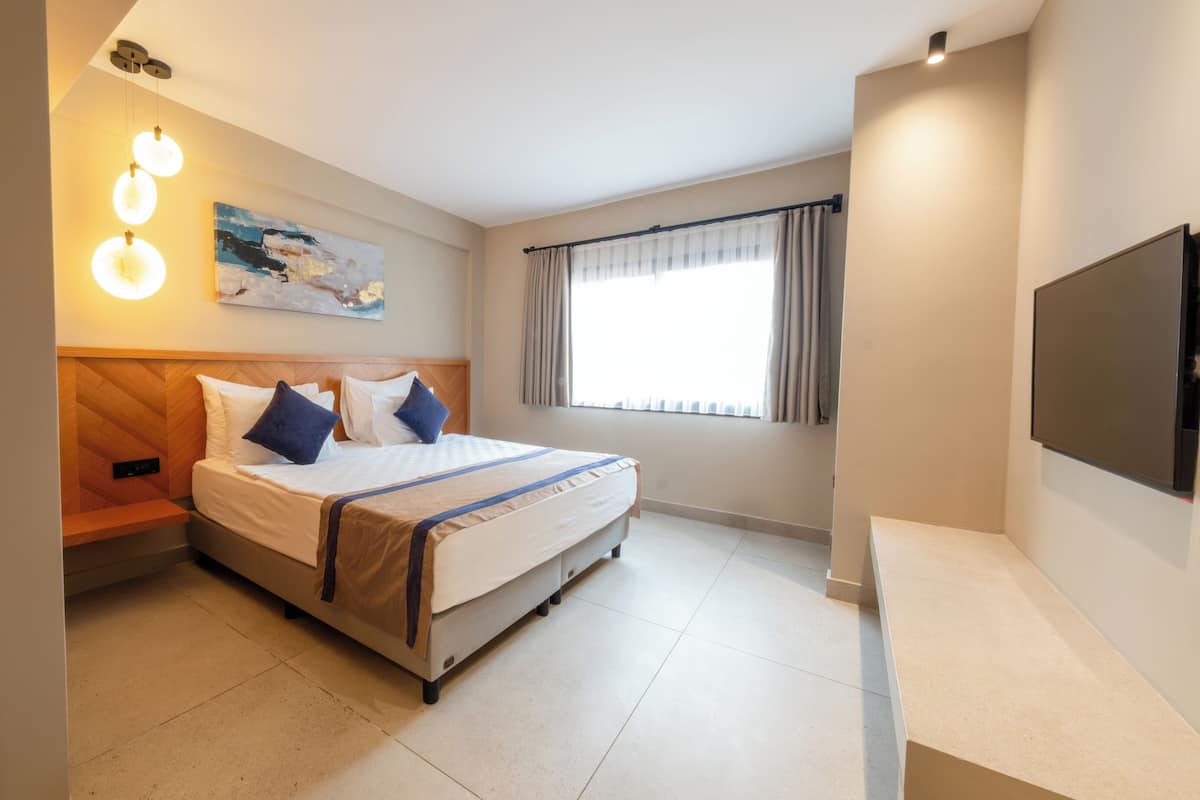 Family Suite | 1 bedroom, free minibar, in-room safe, desk