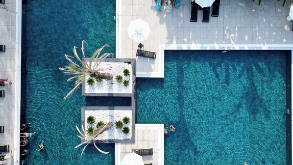 2 piscinas techadas, 7 piscinas al aire libre, sombrillas