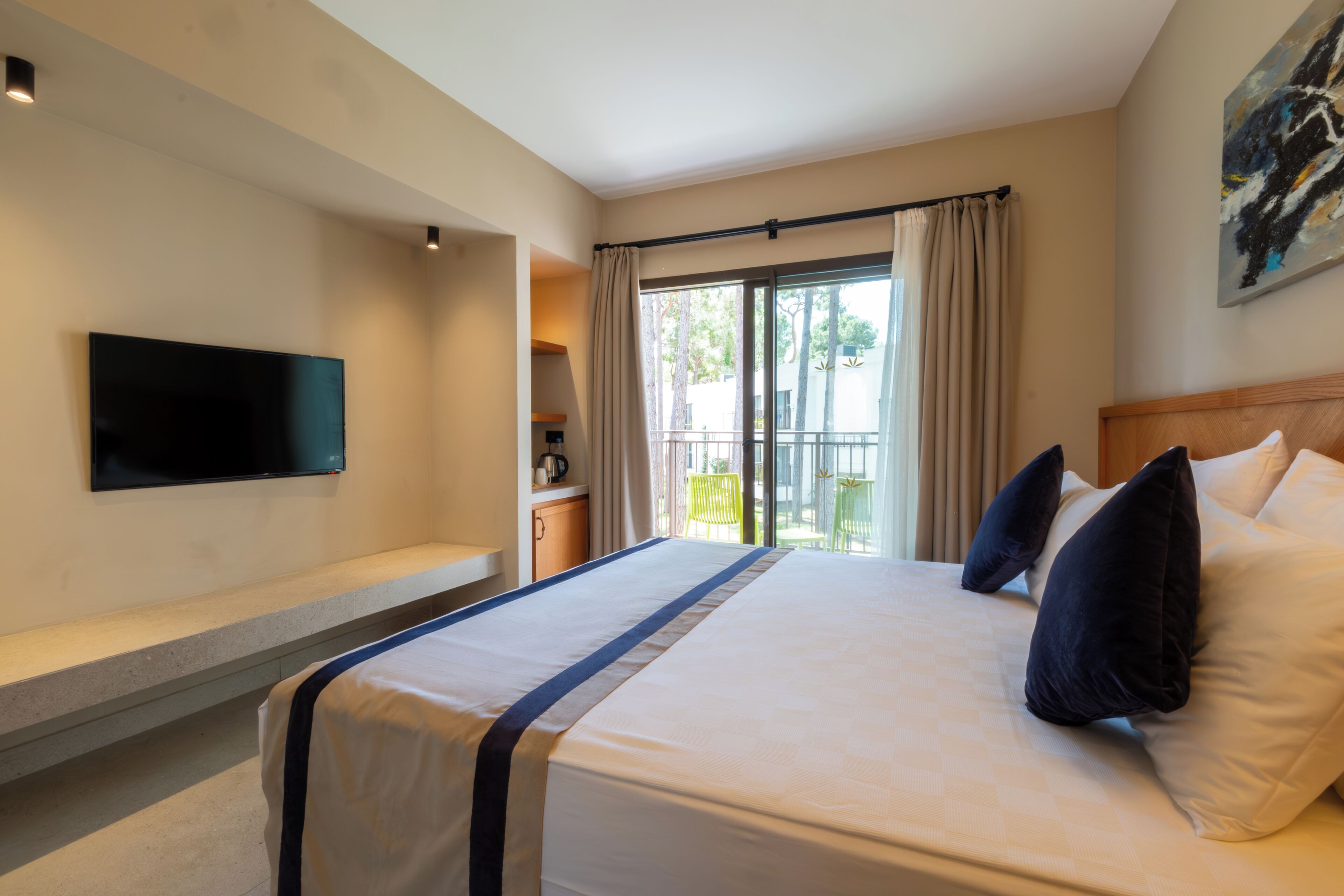Superior Double Room | Free minibar, in-room safe, desk, laptop workspace