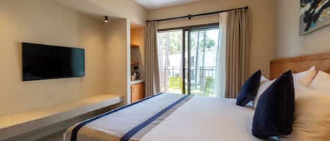 Superior Double Room | Free minibar, in-room safe, desk, laptop workspace