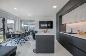 冷蔵庫、電子レンジ、オーブン、コンロ