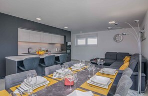 Dining - Holiday home with a seasonally heated pool (Kremenići)