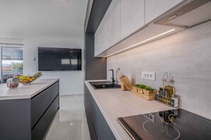 冷蔵庫、電子レンジ、オーブン、コンロ