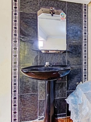 Habitación doble | Baño | Regadera y regadera tipo lluvia