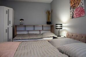 1 slaapkamer, een strijkplank/strijkijzer, reisbedje, wifi