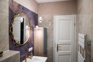 Douche, sèche-cheveux, serviettes fournies, savon