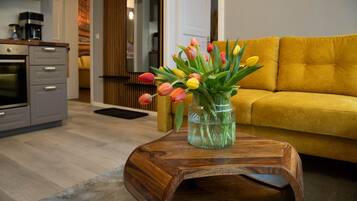 Een smart-tv en boeken