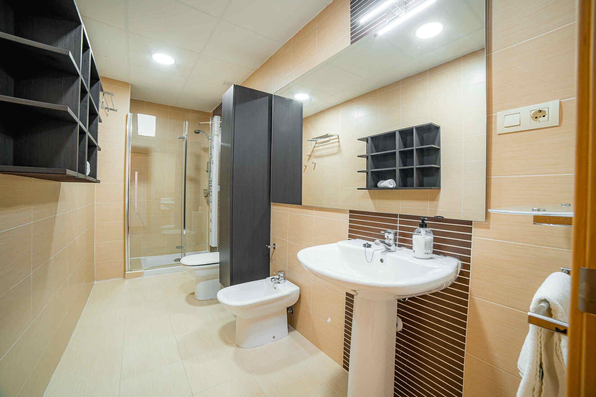 Sèche-cheveux, serviettes fournies