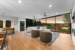 Televisión, chimenea, futbolito y tenis de mesa 