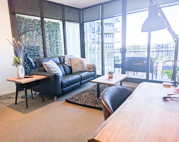 Smart TV, streaming services, computer monitors - Stylish oasis in the heart of Canberra CBD, free parking (Canberra)