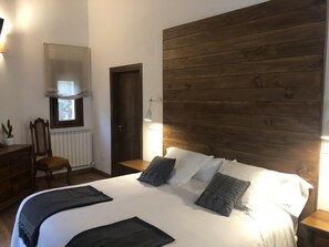 4 bedrooms, desk, iron/ironing board, travel cot