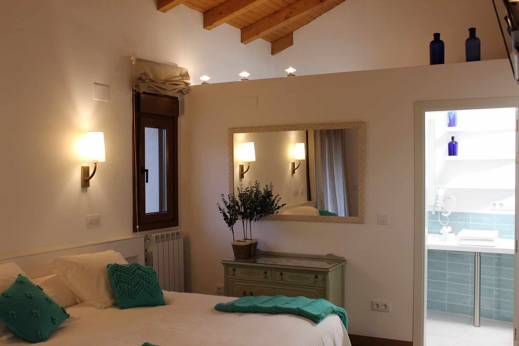 4 dormitorios, escritorio, tabla de planchar con plancha y cuna de viaje