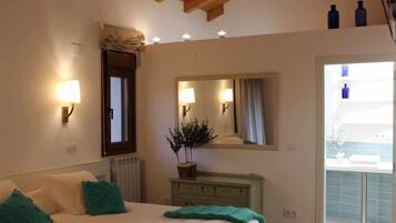 4 bedrooms, desk, iron/ironing board, travel cot