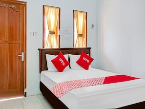 Laptop workspace, free WiFi, bed sheets