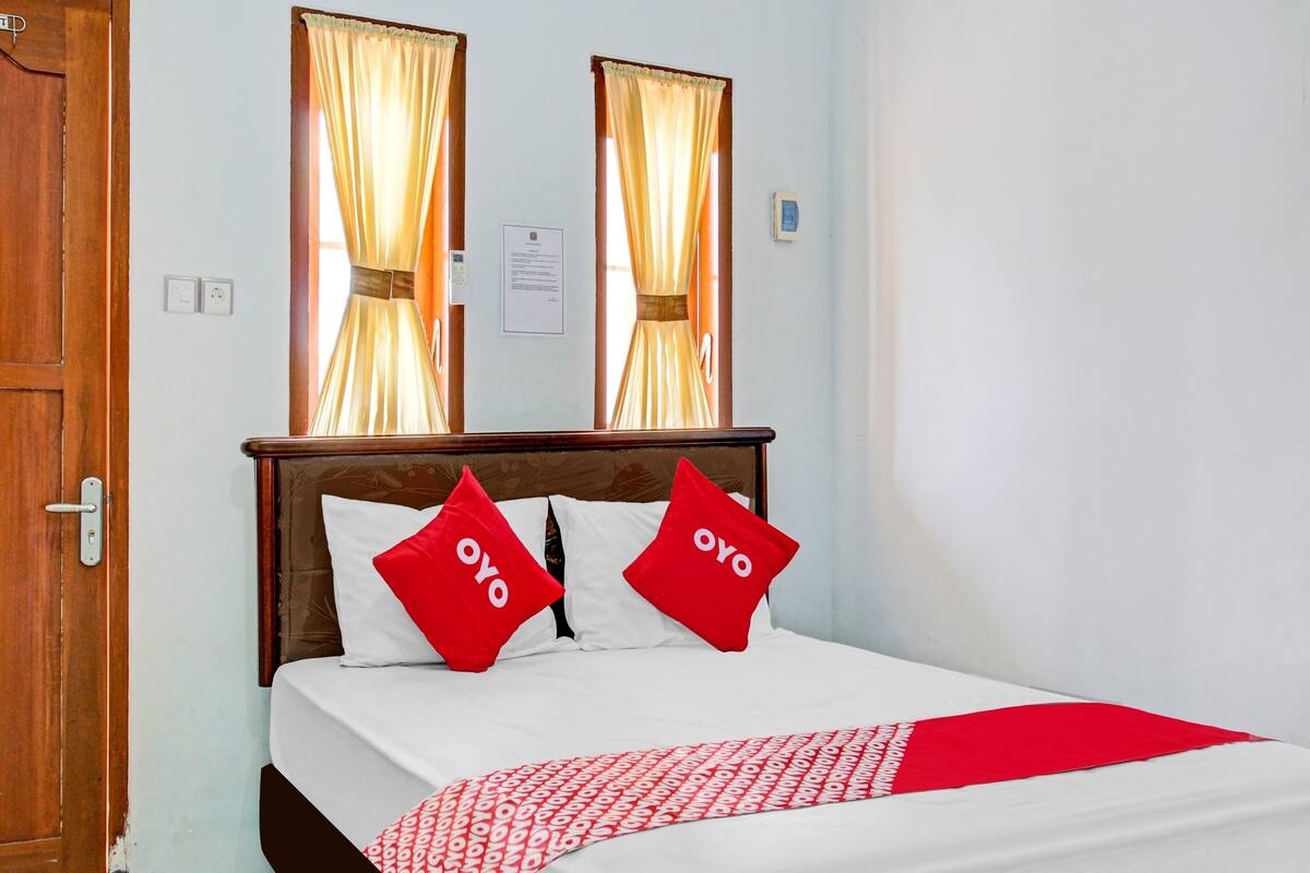 Laptop workspace, free WiFi, bed sheets