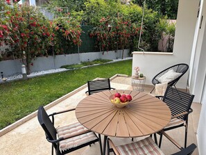 Outdoor dining - Rovinj - Borik, beautiful apartment Lea for 2-4 persons with garden - 5 min. from the beach (Rovinj)