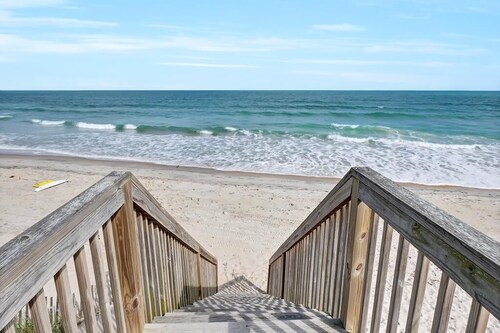 Oceanfront Bliss - Spacious Beach Cottage for up to 11 Guests