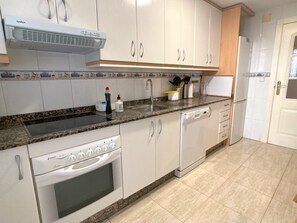 Kühlschrank, Mikrowelle, Ofen, Geschirrspüler