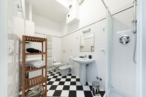 Apartamento | Banheiro | Chuveiro, produtos de toalete grátis, secador de cabelo, bidê