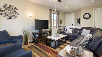 Smart-TV, bøker og kontorer